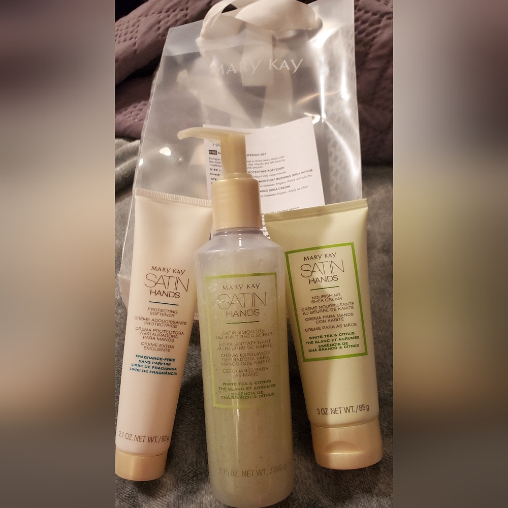Mary Kay Satin Hands Gift Set